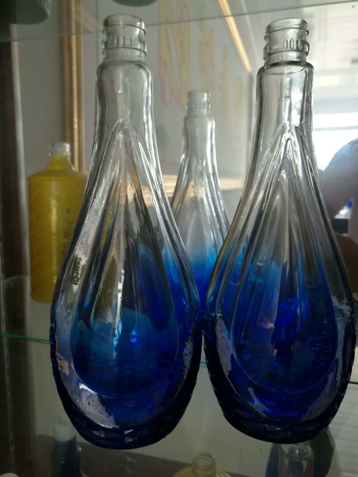 恒信《酒瓶喷涂烤花厂》专注多年,专业从事酒瓶喷涂和烤花.